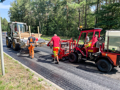 Der Einbau der Asphaltbewehrung erfolgte bei hochsommerlichen Temperaturen. Bild: Simpson Strong-Tie GmbH