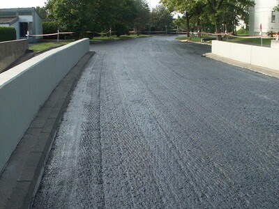 Abgetragener Asphalt auf Straße