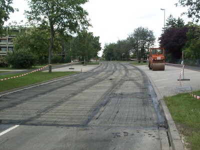 Verlegtes Asphaltbewehrungsgitter auf Straße