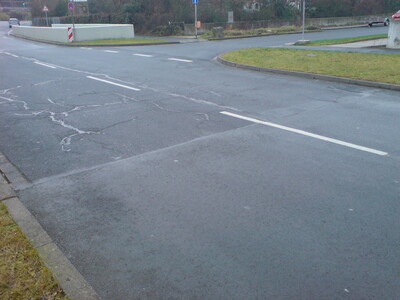 Straßenabschnitt ohne Schäden auf der Oberfläche