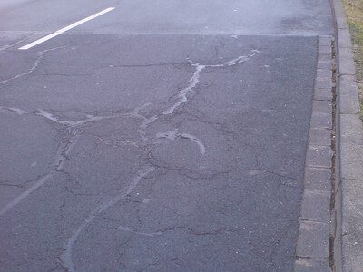 Straßenabschnitt ohne Schäden auf der Oberfläche