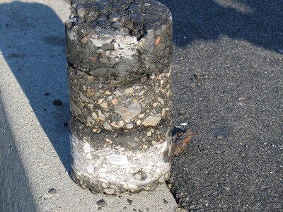 Ein Bohrkern auf der Straße