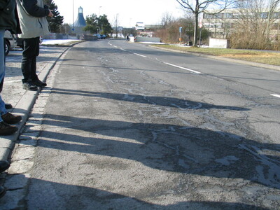 Schadensbild Straße mit Personen