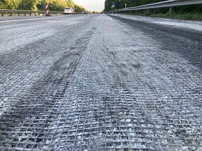 Reinforcement treated with lime hydrate suspension