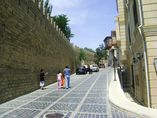 Een geplaveide weg vóór de aanleg van de asfaltbovenbouw. Afbeelding: Wikipedia